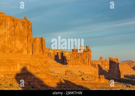 The Three Gossips and Sheep Rock, Felsformationen im Bereich Courthouse Towers des Arches National Park, Moab, Utah. Stockfoto