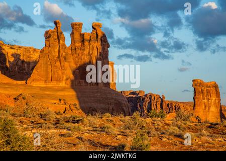 The Three Gossips and Sheep Rock, Felsformationen im Bereich Courthouse Towers des Arches National Park, Moab, Utah. Stockfoto
