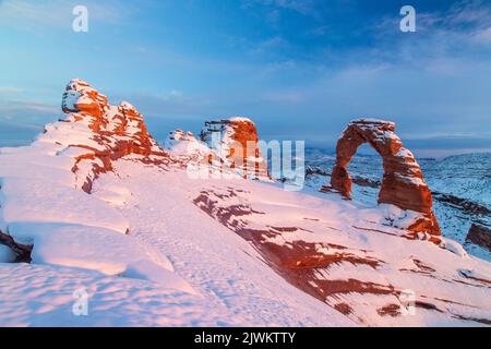 Delicate Arch mit Schnee im Winter im Arches National Park, Moab, Utah. Stockfoto
