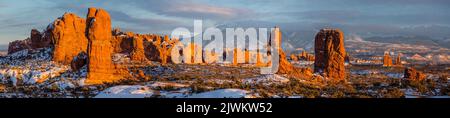 Panorama des Balanced Rock im Winterschnee im Arches National Park, Moab, Utah. Stockfoto