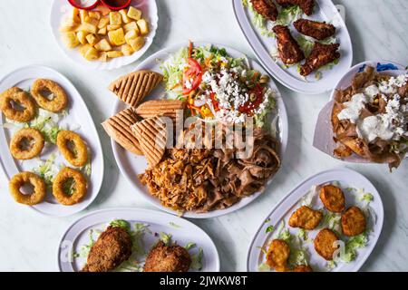 Draufsicht auf die Vielfalt der pakistanischen Fast-Food-Gerichte Stockfoto