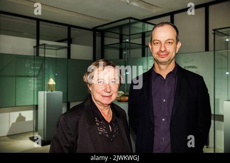 06. September 2022, Niedersachsen, Hildesheim: Felix Prinz (r), Kurator der Ausstellung, und Claudia Höhl (l), Museumsdirektorin des Dommuseums Hildesheim, stehen in einem der Räume des Dommuseums Hildesheim, in dem die Ausstellung präsentiert wird. Mit Kunstobjekten aus europäischen Kirchenschätzen und aus der Hildesheimer Domschatzkammer widmet sich die Ausstellung 'Islam in Europa 1000-1250' den Gemeinsamkeiten und Verflechtungen von Kulturen im Mittelalter und ist vom 07. September 2022 bis 12. Februar 2023 im Dommuseum Hildesheim zu sehen. Foto: Michael Matthey/dpa Stockfoto