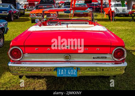 Daona Beach, FL - 24. November 2018: Rückansicht eines Ford Falcon Futura Cabriolets aus dem Jahr 1964 auf einer lokalen Automobilausstellung. Stockfoto