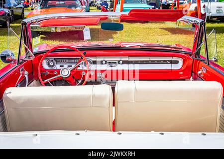 Daona Beach, FL - 24. November 2018: Innenansicht eines Ford Falcon Futura Cabriolets aus dem Jahr 1964 auf einer lokalen Automobilausstellung. Stockfoto