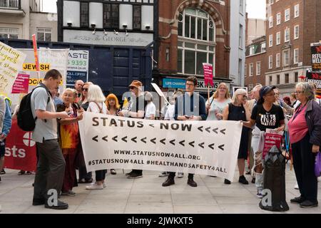 Central London, Großbritannien. 5. September 2022. Vor den Royal Courts of Justice bildet sich eine Menschenmenge, die die Kampagne zur Beendigung der Behandlung von Wat-Flüchtlingen im Vereinigten Königreich unterstützt. Kredit: Natasha Quarmby/Alamy Live Nachrichten Stockfoto