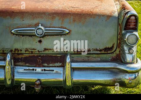 Daona Beach, FL - 24. November 2018: Nahaufnahme eines Buick Century Hardtop Coupés aus dem Jahr 1955 bei einer lokalen Autolaufstellung. Stockfoto