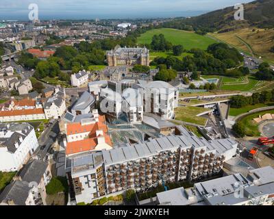 Luftaufnahme des schottischen Parlamentsgebäudes bei Holyrood in Edinburgh, Schottland, Großbritannien Stockfoto