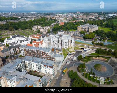 Luftaufnahme des schottischen Parlamentsgebäudes bei Holyrood in Edinburgh, Schottland, Großbritannien Stockfoto