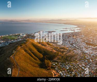 Luftaufnahme des Sonnenaufgangs über Kapstadt, Westkap, Südafrika Stockfoto