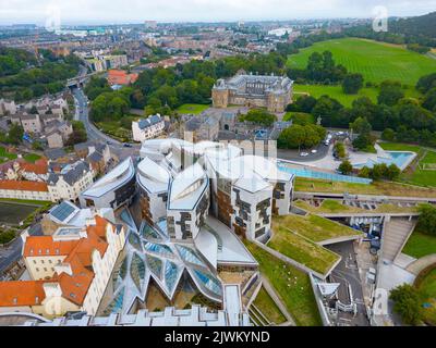 Luftaufnahme des schottischen Parlamentsgebäudes bei Holyrood in Edinburgh, Schottland, Großbritannien Stockfoto