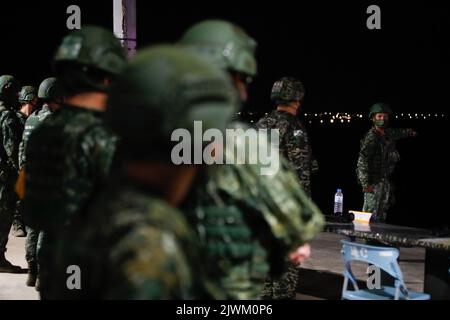 Pingtung County, Pingtung County, Taiwan. 6. September 2022. Taiwanesische Soldaten stehen während der gemeinsamen militärischen Live-Feuer-Übungen an einem nicht bekannt gegebenen Ort im Bezirk Pingtung, inmitten steigender Spannungen mit China, Wache. Die Insel ist zunehmend militärischen Bedrohungen durch Peking ausgesetzt, da sie ihre Beziehungen zu den USA, Großbritannien, Japan und anderen Demokratien pflegt, wobei Washington mehr Waffenverkäufe und Waffen für Taiwan anbietet. (Bild: © Daniel Ceng Shou-Yi/ZUMA Press Wire) Bild: ZUMA Press, Inc./Alamy Live News Stockfoto