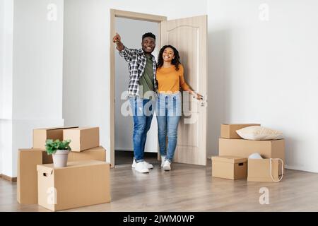 Afroamerikanischer Ehemann Und Ehefrau Betreten Ihr Neues Haus Stockfoto