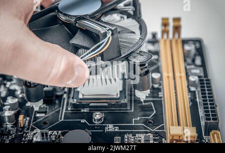 Installieren der zentralen Prozessoreinheit in der Hauptplatine des Computers. Stockfoto