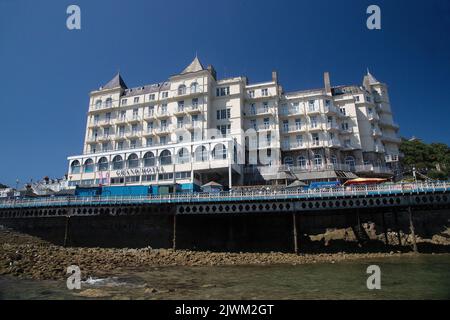 Das legendäre Grand Hotel in Llandudno, Nordwales, am Fuße des Great Orme und mit Blick auf die North Shore Promenade, wurde 1902 eröffnet Stockfoto