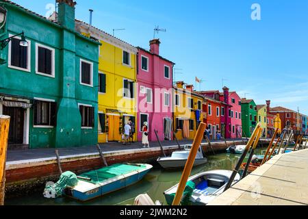 BURANO ISLAND, VENEDIG, ITALIEN - 4. JULI 2022: Schöne Aussicht auf die Kanäle, Straßen und Denkmäler von Venedig. Farbenfrohe Gebäude in der Nähe des Wassers. Sonniger Tag Stockfoto