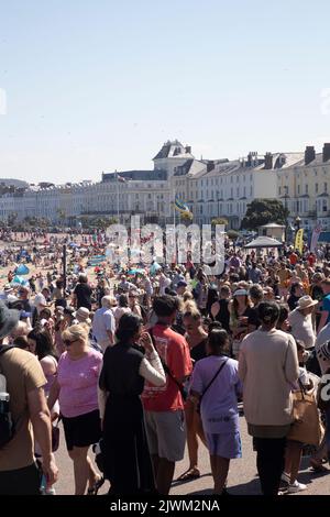 Massen von Urlaubern und Touristen säumen die North Shore Promenade und den Strand in Llandudno, Nordwales, im Sommer Stockfoto