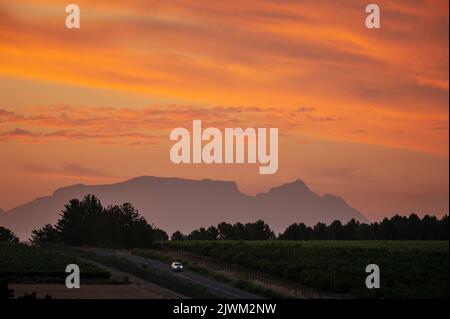 Sonnenuntergang über dem Tafelberg, Stellenbosch, Westkap, Südafrika Stockfoto