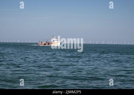 Massen von Urlaubern und Touristen säumen die North Shore Promenade und den Strand in Llandudno, Nordwales, im Sommer Stockfoto