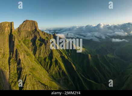 Dawn Light im Amphitheater, Drakensberg Mountains, Royal Natal National Park, KwaZulu-Natal Province, Südafrika Stockfoto