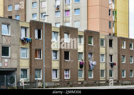 Hochhauskomplex, Wände hängen an den Fenstern, sozialer Hotspot in Göttingen Stockfoto