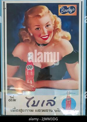KANCHANABURI, THAILAND- SEPTEMBER 26,2020 : Close up vintage Plakatwand Werbung eiskalt Birleys Cola Soda und Softdrink in ret zu schmücken Stockfoto