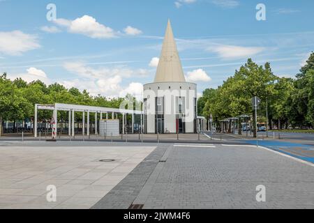 Runder, moderner Pavillon am Bahnhof in Göttingen Stockfoto