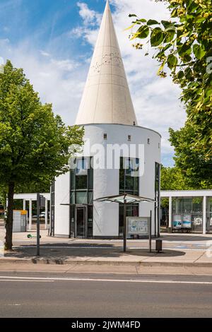 Runder, moderner Pavillon am Bahnhof in Göttingen Stockfoto
