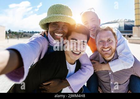 Selbstporträt einer lächelnden Gruppe junger Menschen, die im Freien Selfie mit dem Telefon machen Stockfoto