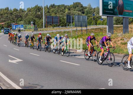 Braga, Portugal : 12. August 2022, - Radfahrer, die an der Etappe Santo Tirso teilnehmen - Braga in Volta a Portugal Rennen, Braga, Portugal Stockfoto