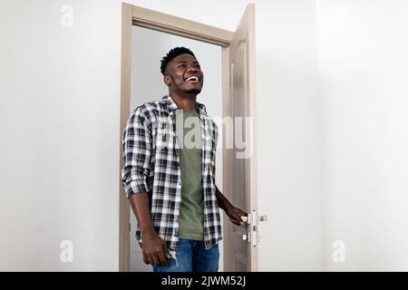 Freudige Afroamerikanische Männliche Öffnungstür Beim Betreten Seiner Neuen Wohnung Stockfoto