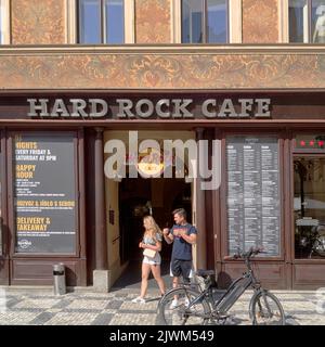 Prag, Tschechien, 29. August 2022: Fahrrad vor dem Hard Rock Cafe in der Prager Altstadt, Fahrradtour Tschechien Stockfoto