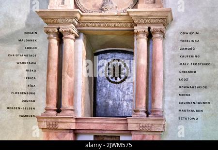 Prag, Tschechien, 29. August 2022: Holocaust-Mahnmal in der Pinkasova-Synagoge mit einer Liste der Konzentrationslager, in denen die Nazis Juden ermordeten. Stockfoto