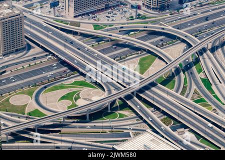 Autobahnverkehr in Dubai an der Sheikh Zayed Road. Vereinigte Arabische Emirate (VAE) Stockfoto