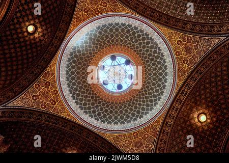 Prag, Tschechien, 29. August 2022: Blick von unten auf die fein gemeißelte Kuppel der Staronova-Synagoge im Jüdischen Viertel in Prag Stockfoto