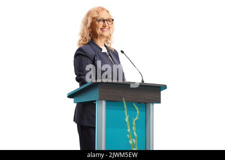 Frau lächelt und steht auf einem Lautsprecherstand isoliert auf weißem Hintergrund Stockfoto