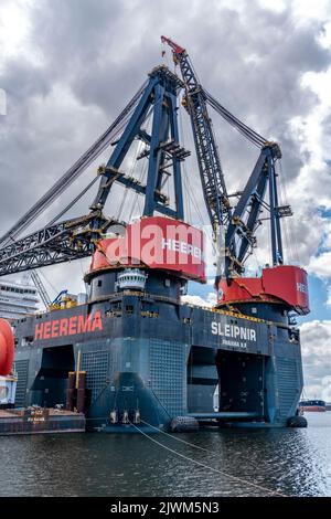 Petroleumhaven, der größte Schwimmkran der Welt, Heerema Sleipnir, aus Rotterdam, Niederlande, Stockfoto