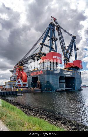 Petroleumhaven, der größte Schwimmkran der Welt, Heerema Sleipnir, aus Rotterdam, Niederlande, Stockfoto