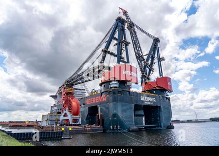 Petroleumhaven, der größte Schwimmkran der Welt, Heerema Sleipnir, aus Rotterdam, Niederlande, Stockfoto