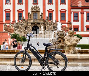 Prag, Tschechien, 31. August 2022: Fahrrad vor dem Eingang der Troja-Burg im Norden von Prag, Gallenfahrt tschechien Stockfoto