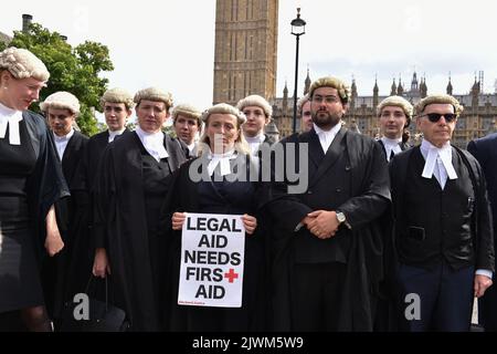 London, Großbritannien. 6. September 2022. Kriminelle Baristers, die vor dem Parlamentsgebäude auf dem Parliament Square gesehen wurden, während sie gegen eine Erhöhung ihres Entgelts für Rechtshilfedienste protestierten. Kredit: SOPA Images Limited/Alamy Live Nachrichten Stockfoto