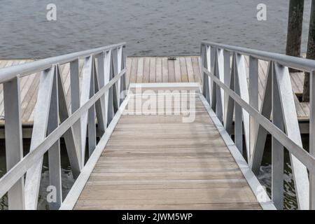 Der steile Fußweg führt zu einem Bootsanleger Stockfoto