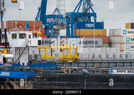 Europoort, Hafen Rotterdam, Waalhaven, Be- und Entladen von Containern auf Binnenschiffe, für den Weitertransport, Niederlande, Stockfoto