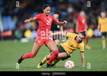 Sydney, Australien. 06. September 2022. Jade Rose aus Kanada und Caitlin Foord aus Australien treten am 06. September 2022 im Allianz Stadium in Sydney, Australien, beim Internationalen Frauenspiel Fri Endly zwischen den australischen Matildas und Kanada um den Ball an. Kredit: Izhar Ahmed Khan/Alamy Live Nachrichten/Alamy Live Nachrichten Stockfoto