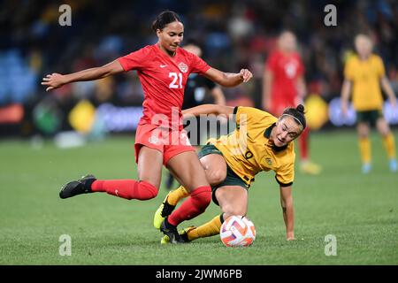 Sydney, Australien. 06. September 2022. Jade Rose aus Kanada und Caitlin Foord aus Australien treten am 06. September 2022 im Allianz Stadium in Sydney, Australien, beim Internationalen Frauenspiel Fri Endly zwischen den australischen Matildas und Kanada um den Ball an. Kredit: Izhar Ahmed Khan/Alamy Live Nachrichten/Alamy Live Nachrichten Stockfoto