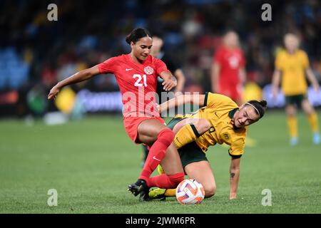 Sydney, Australien. 06. September 2022. Jade Rose aus Kanada und Caitlin Foord aus Australien treten am 06. September 2022 im Allianz Stadium in Sydney, Australien, beim Internationalen Frauenspiel Fri Endly zwischen den australischen Matildas und Kanada um den Ball an. Kredit: Izhar Ahmed Khan/Alamy Live Nachrichten/Alamy Live Nachrichten Stockfoto