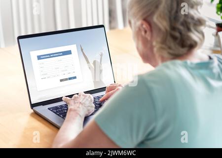 Alte Frau und älterer Mann mit Laptop. Online-Formular zur Registrierung von Daten. Patienteninformationen an die Gesundheitswebsite oder den Arzt im Internet. Stockfoto