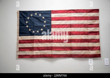 Die Geschichte der Betsy-Ross-Flagge ist, dass General George Washington und der Kontinentalkongress darum gebeten haben, eine Flagge zu schaffen, um sie zu kennzeichnen Stockfoto