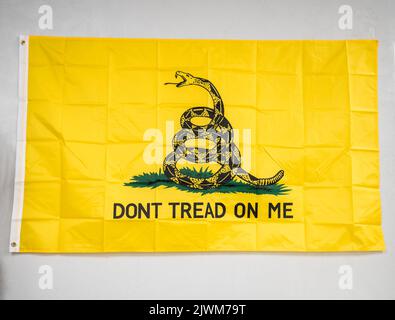 Obwohl oft als „Tread on Me“-Flagge bezeichnet, ist der richtige Name die Gadsden-Flagge, benannt nach ihrem Designer Christopher Gadsden. Stockfoto