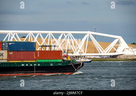 Schiffsverkehr auf der Maas, Höhe Hoek van Holland, Binnenfrachtschiff, Containerfrachter, vor dem Maeslantkering Sturmflutwehr bei t Stockfoto