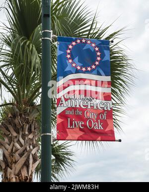 Straßenbanner in der Stadt Live Oak, Florida, in der Nähe des Suwannee River in Nord-Florida. Stockfoto